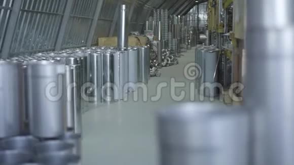 准备生产仓库金属管道后面的射击钢产品的货运终端钢铁工业金属视频的预览图