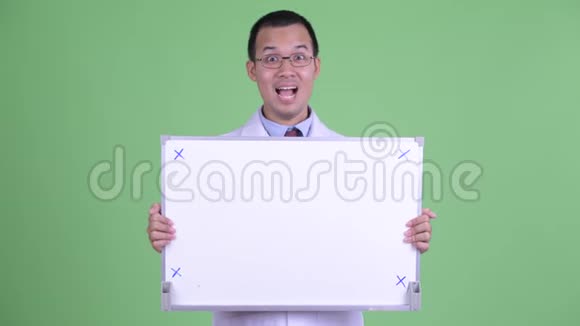 快乐的亚洲男子医生拿着白板视频的预览图