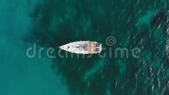 白色游艇甲板上有太阳能电池板在绿松石海洋的背景下的概念视频的预览图