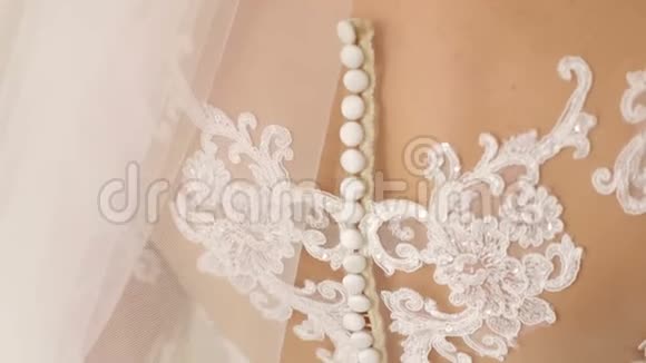 婚纱背面有许多纽扣特写紧身婚纱视频的预览图