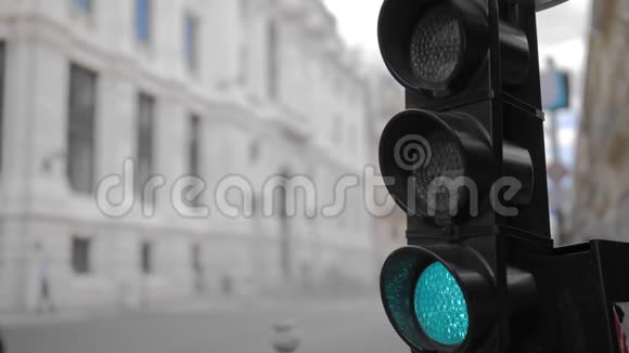 巴黎法国2018年8月切换不同颜色的交通灯特写镜头慢动作视频的预览图