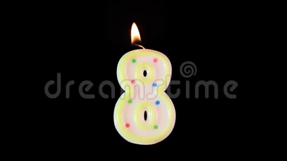 形状为8号的蜡烛视频的预览图