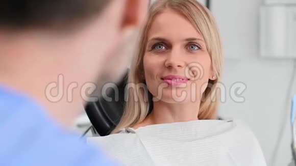 微笑的女人在牙医办公室的画像视频的预览图