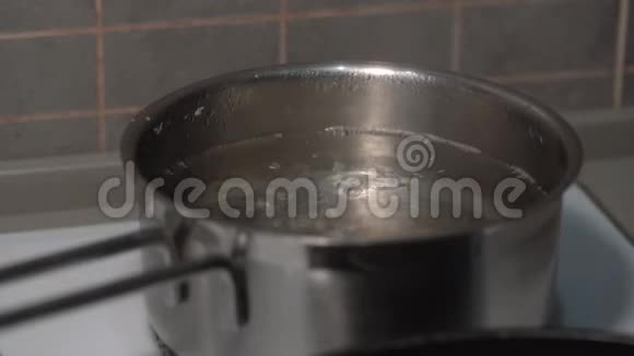 人把意大利细面条打碎放入沸水锅中视频的预览图