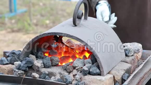 铁匠用热煤加热钢坯准备锻造视频的预览图