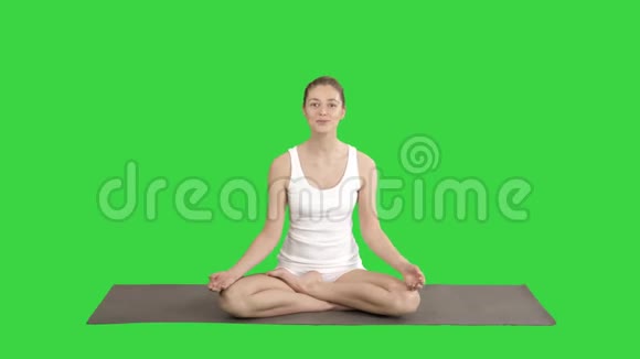 女孩不能集中在瑜伽从一些人的笑话在绿色屏幕铬键视频的预览图