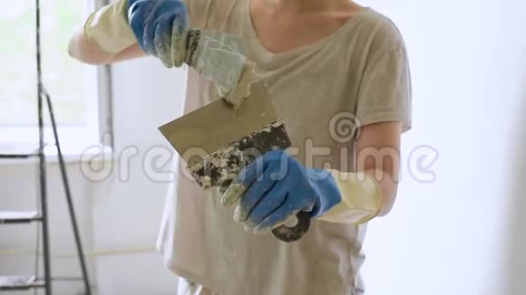 年轻女工为修墙准备腻子视频的预览图