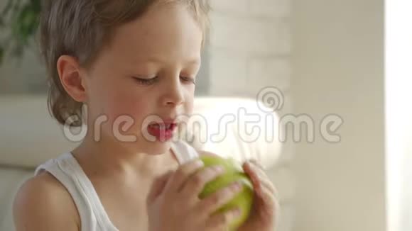 6岁男孩吃绿苹果试着拔掉宝宝的牙齿视频的预览图