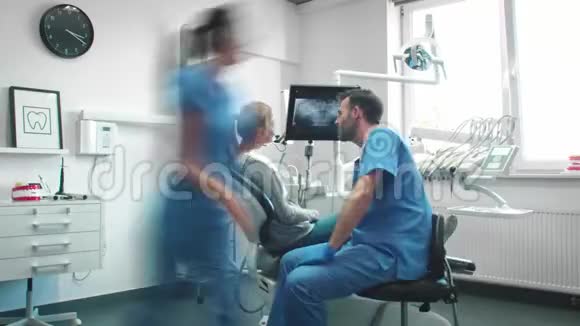 口腔科医生在牙科工作的时间间隔观察视频的预览图