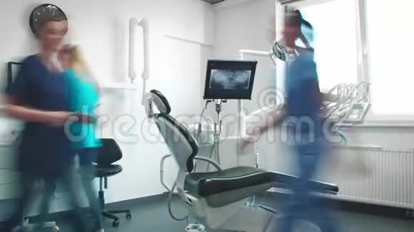 牙医办公室繁忙牙医的时间间隔录像视频的预览图