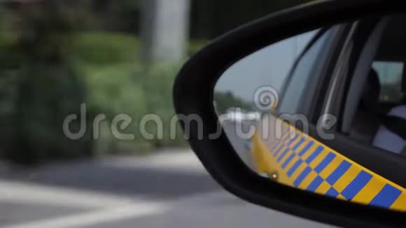 在汽车左侧镜子中汽车沿道路行驶视频的预览图
