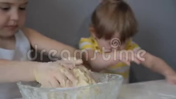 小女孩和弟弟一起做饼干时打喷嚏视频的预览图