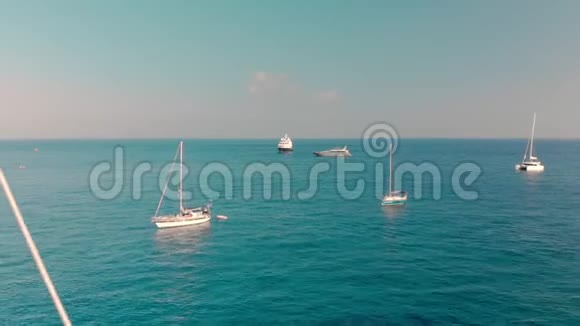 白色游艇和未被识别的人靠在上面在蓝色海洋的背景下桅杆的特写镜头视频的预览图