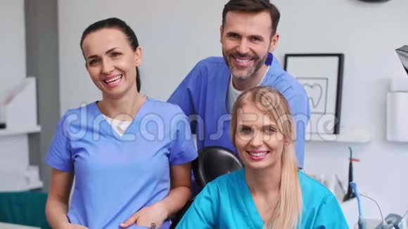 三张牙医诊所微笑牙医画像视频的预览图