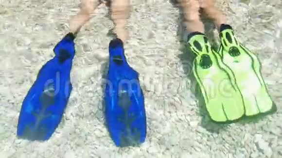 脚蹼运动员在海滨休息视频的预览图