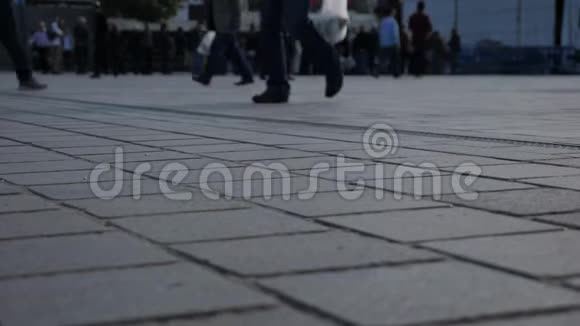 人们在黑暗中走在穆斯林城市的方形瓷砖路上视频的预览图