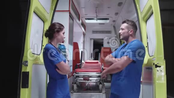 护士晚上在救护车上和士兵交谈视频的预览图