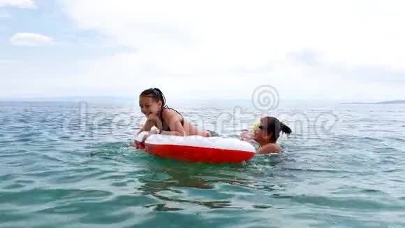 享受暑假的女孩在蓝海游泳视频的预览图
