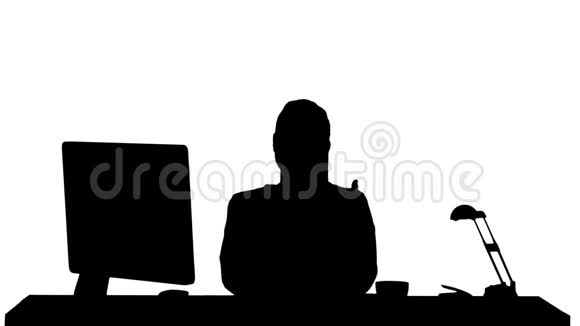 微笑着的千禧一代妇女坐在办公桌前微笑地与镜头交谈视频的预览图