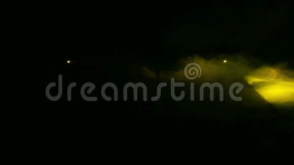 光线在黑暗中在烟雾中产生黄色轮廓聚光灯视频的预览图