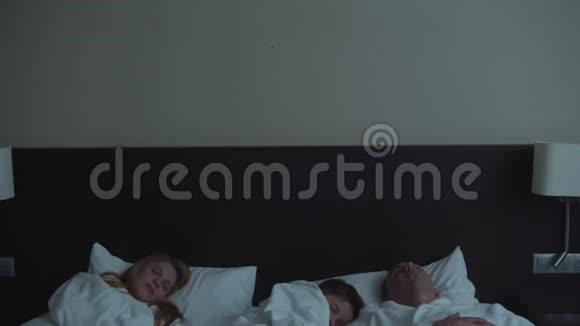 家庭住旅馆儿子和父母睡在一张床上视频的预览图