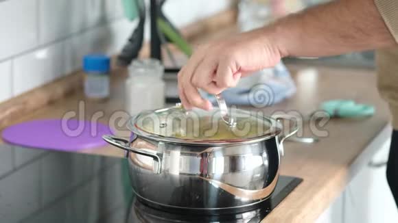 厨师用平底锅捣碎土豆在厨房煮食物煮蔬菜素食健康食品视频的预览图