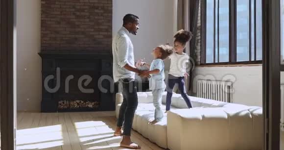 活跃有趣的非洲父亲和孩子们在家跳舞视频的预览图