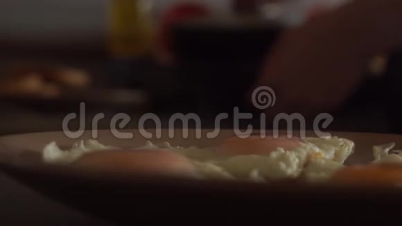 女性手将美味的新鲜鸡蛋放在盘子里桌上的家庭摆设上放着早餐视频的预览图