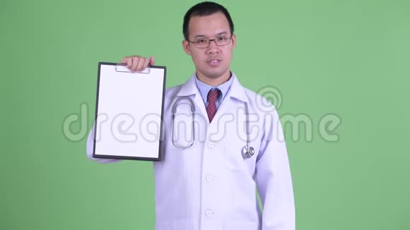 亚洲男医生带着剪贴板竖起大拇指视频的预览图