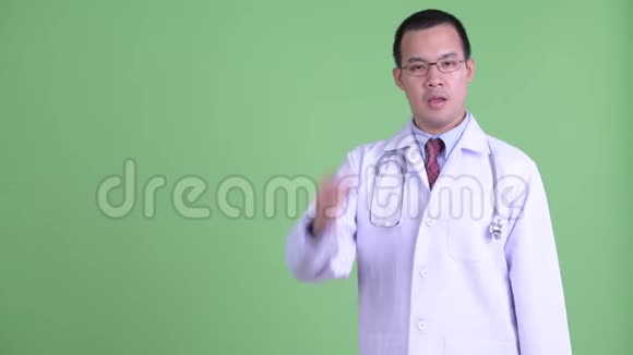 快乐的亚洲男子医生抓着手指露出了一些东西视频的预览图