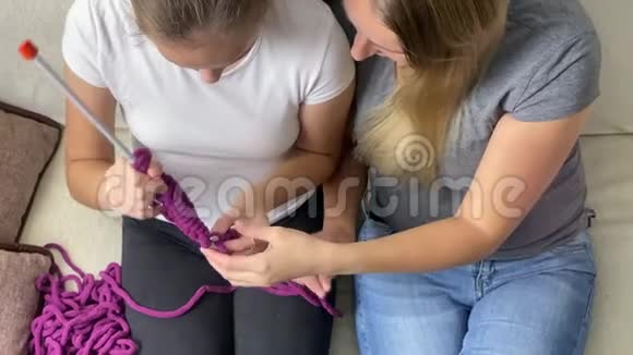 一位母亲教她的女儿如何编织视频的预览图