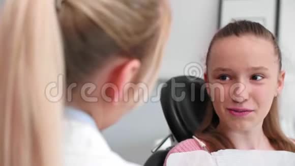 戴牙套的微笑少女在牙医办公室的画像视频的预览图
