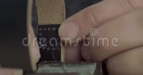 手工制作皮料的过程一个工匠缝制一个带针和线的皮革支架手工皮革视频的预览图