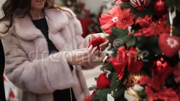 两名女性顾客在圣诞前夜选择商场的圣诞玩具来装饰房子视频的预览图