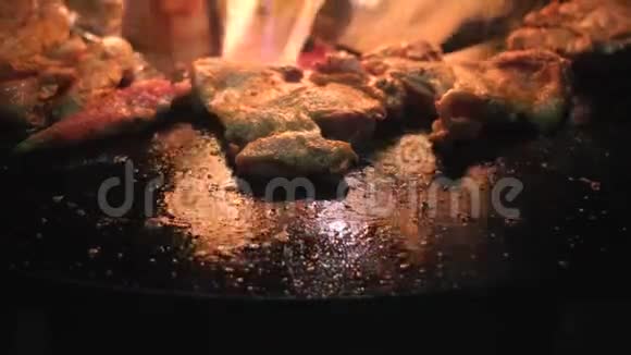 节日时在明火炉上烧烤肉视频的预览图