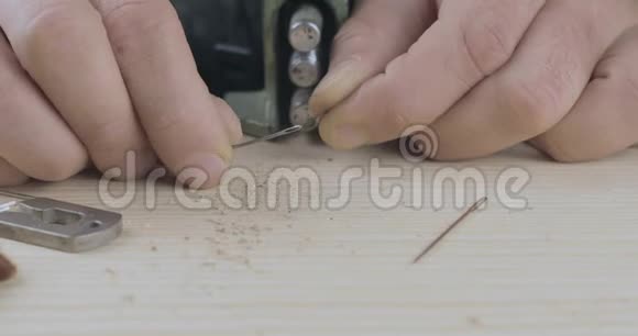 男性手的特写将黑线插入针中用于皮革上的缝纫手工制作的产品电影院4k视频C4k视频的预览图
