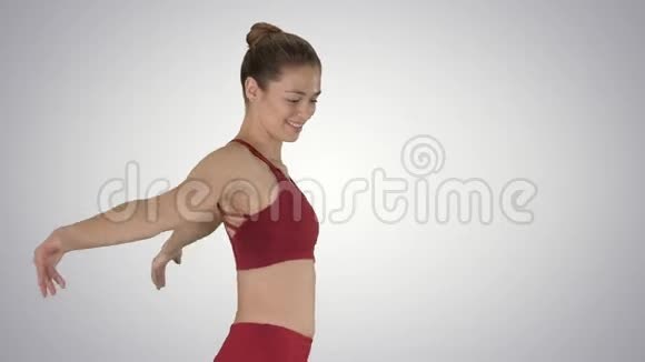 性感的健身女运动员伸展手臂在梯度背景上笑视频的预览图