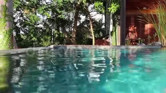 在热带无限大的游泳池里散步视频的预览图