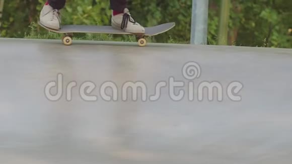 一个男人在木桩公园玩滑板学习诀窍视频的预览图