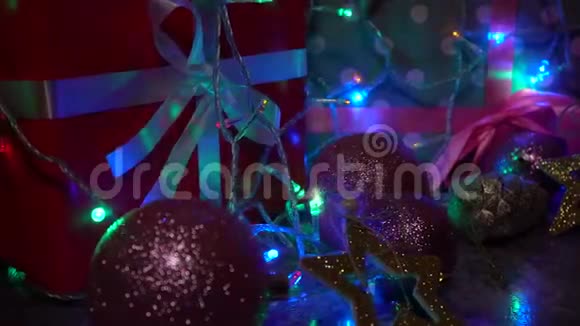 圣诞和新年装饰品及礼品盒视频的预览图