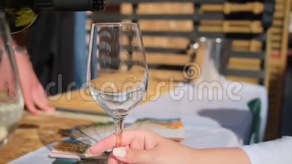 在测试过程中人们将白葡萄酒倒入杯中视频的预览图
