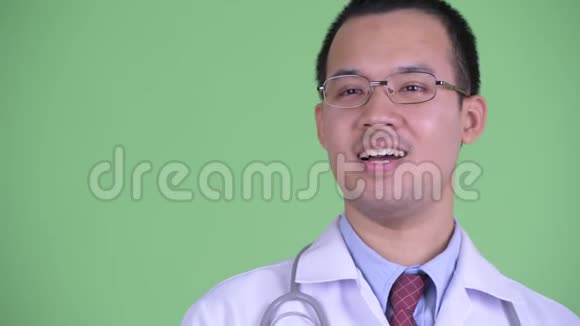 戴眼镜的快乐亚洲男医生的脸视频的预览图