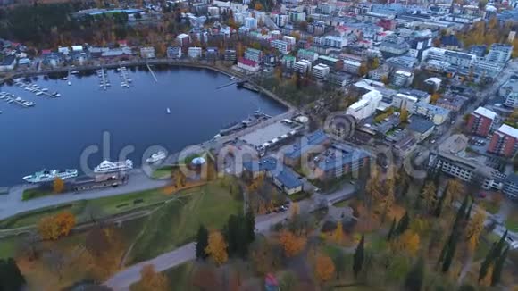 现代拉佩兰塔市中心景观晚上航拍视频芬兰视频的预览图