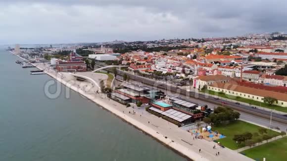 在里斯本Tejo河上的Tagus河上漫步视频的预览图