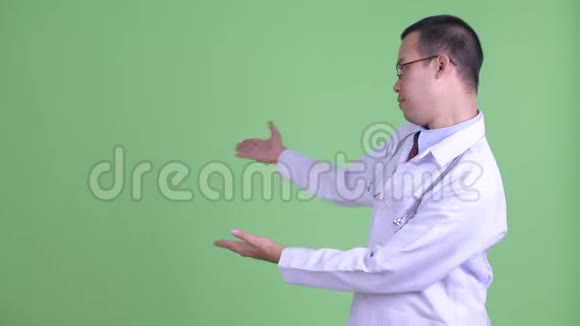快乐的亚洲男子医生在后面视频的预览图