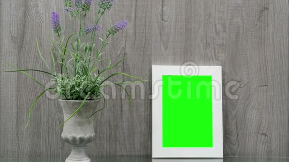 白色相框绿色中间近紫色花朵视频的预览图