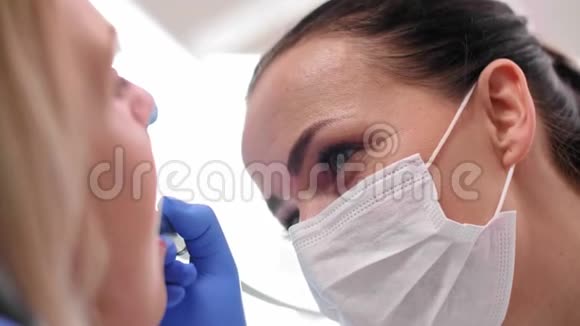 牙科医生用牙钻清洁坏病人牙齿视频的预览图