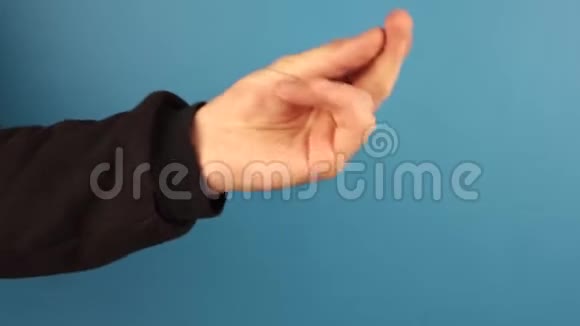 在蓝屏背景上用手指抓拍手视频的预览图