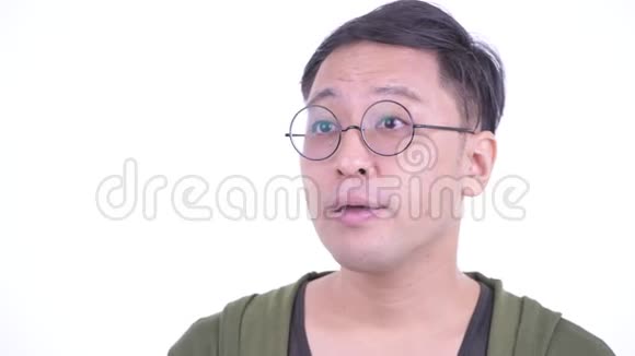 戴眼镜的快乐日本男人的脸得到了好消息视频的预览图