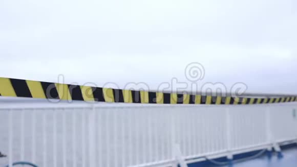 金属轮渡扶手带黄色和黑色的风浪视频的预览图